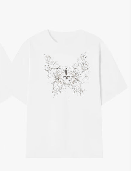 Dame T-shirt med kunstnerisk sommerfugledesign og hjerteformen accent Skovae