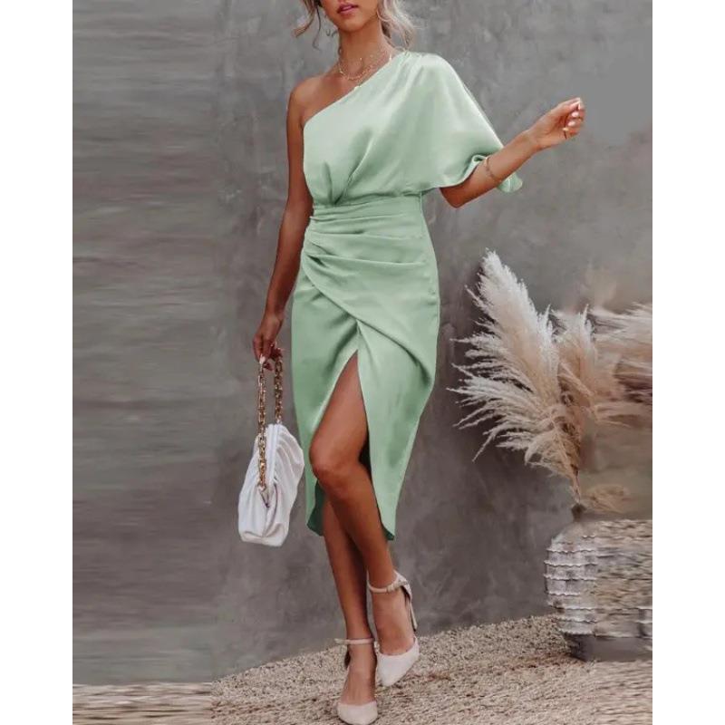 Femme asymmetrisk satin-midi-kjole Stilla