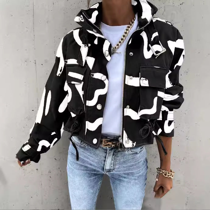 Dame mode cropped utility jakke med unikt mønster og praktiske lommer Stilla