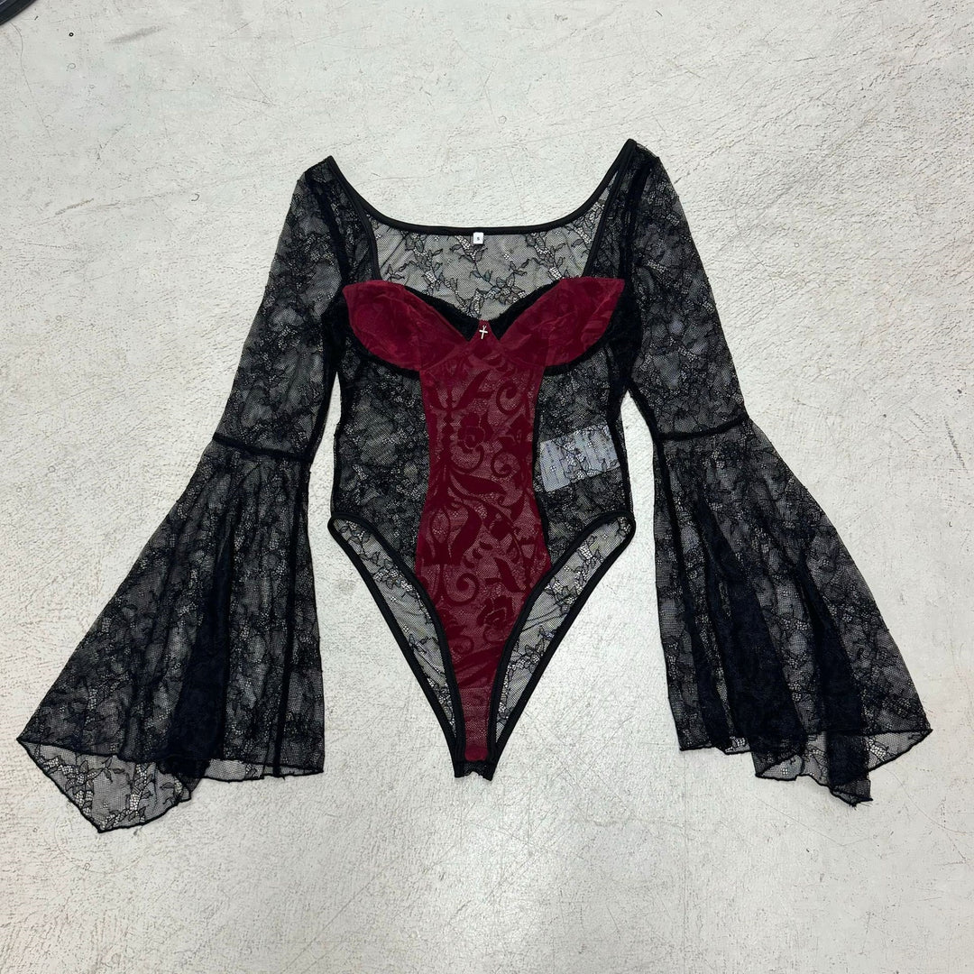 Dame spidsbodysuit med voluminøse ærmer og elegante udsmykninger Skovae