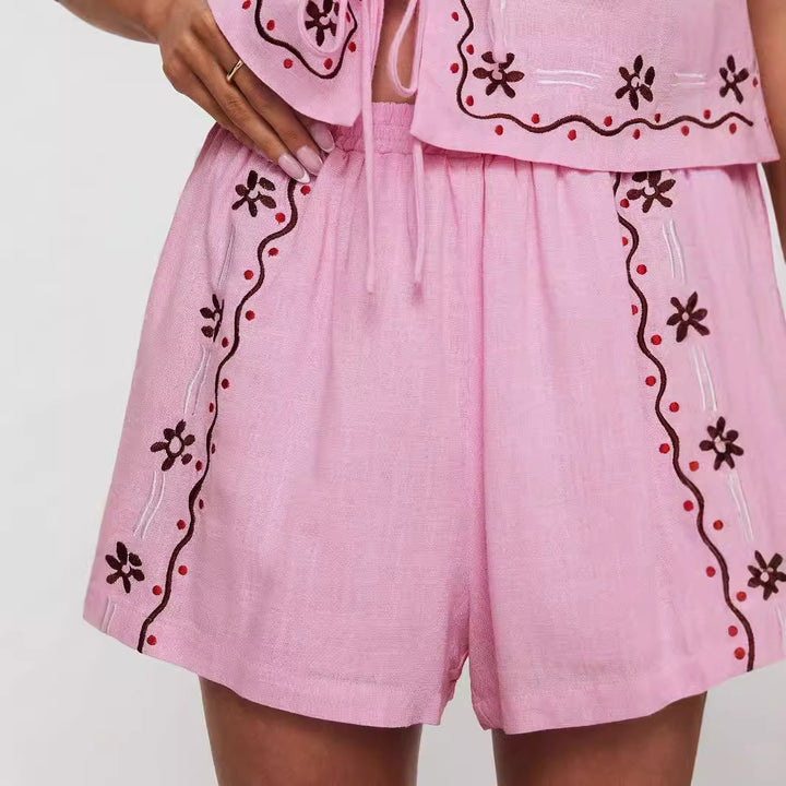 Dame Elegante Sommeroutfit med floralt broderidesign Stilla