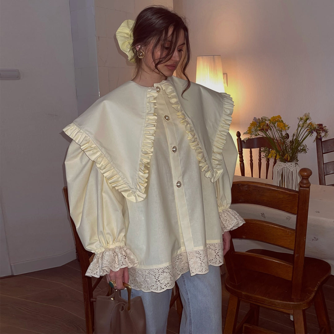 Kvindernes oversized bluse med ruffle detaljer og blondedetaljer Skovae