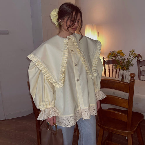 Kvindernes oversized bluse med ruffle detaljer og blondedetaljer Skovae