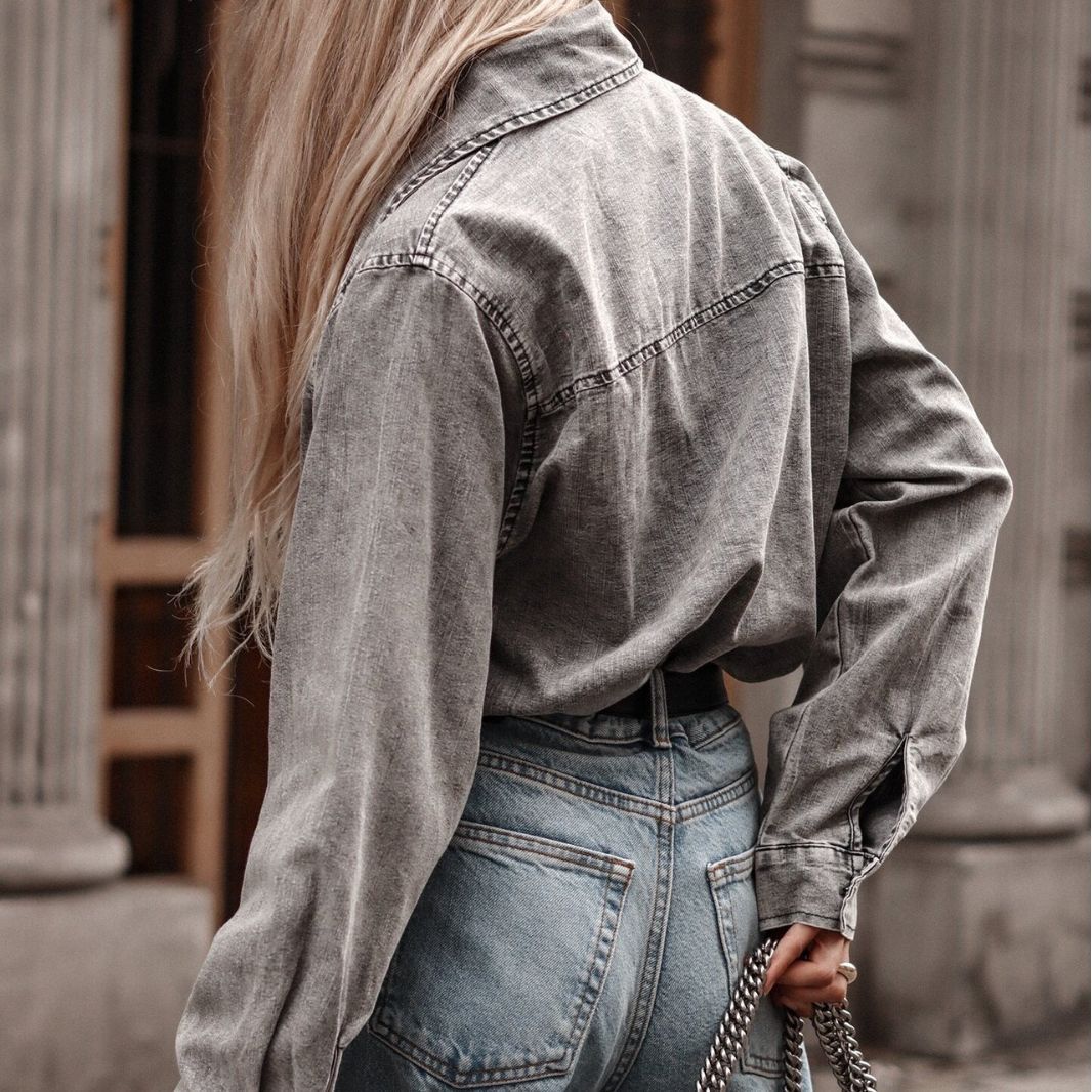 Dame denimskjorte i afslappet oversized pasform med stilfulde detaljer Stilla