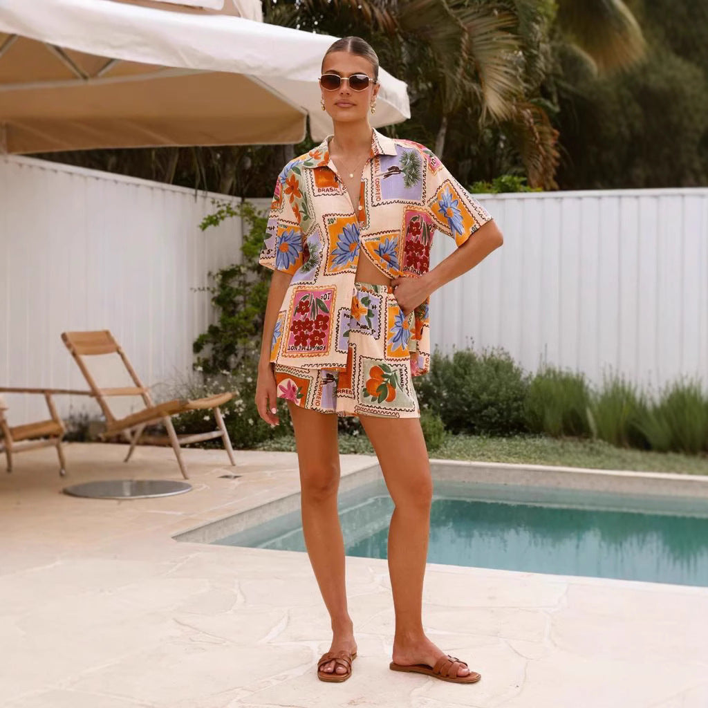 Kvinders kortærmet skjorte med matchende shorts i blomsterdesign Skovae