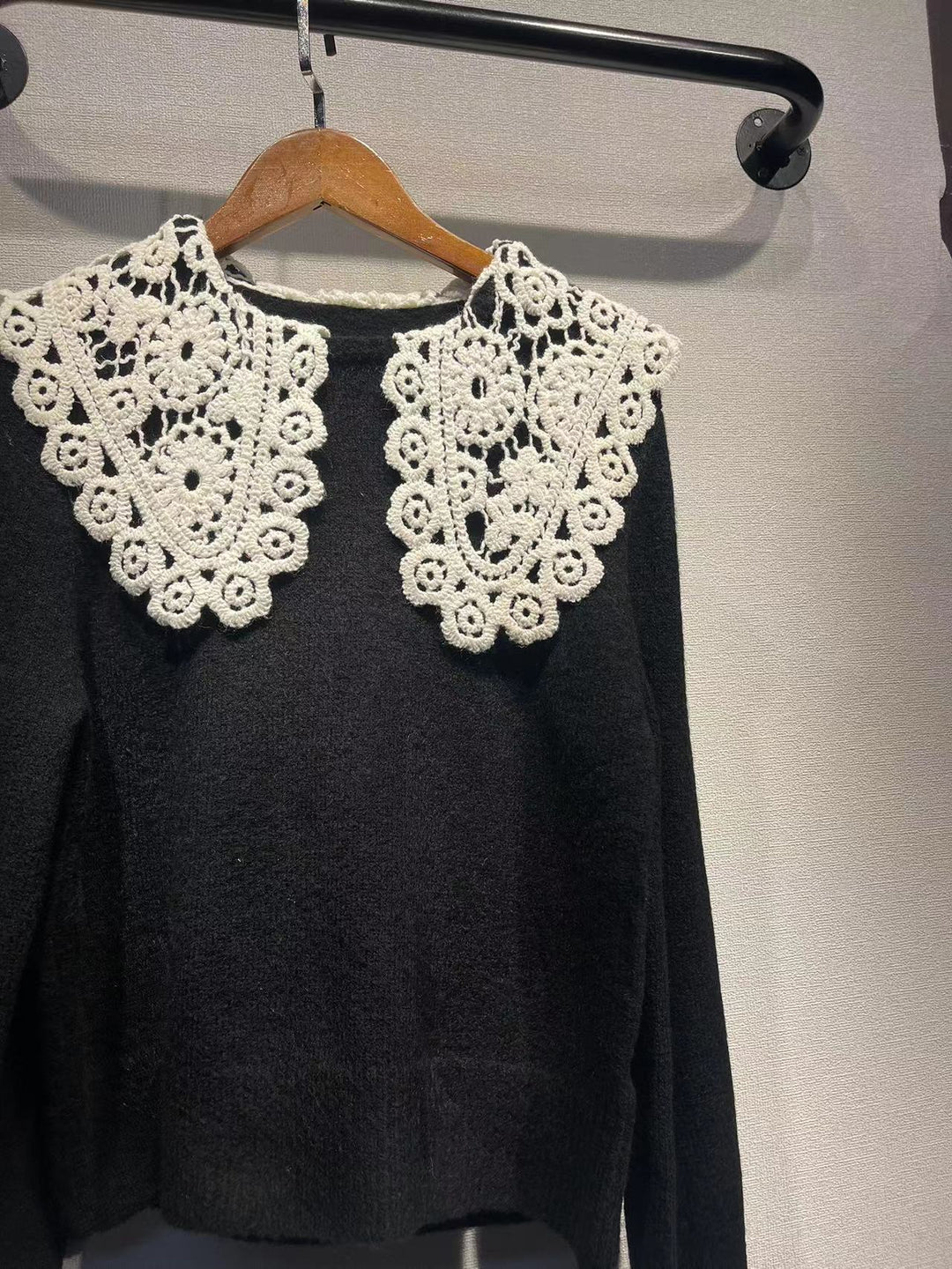 Dame sweater med elegant, struktureret krave og fashionable ærmer Stilla