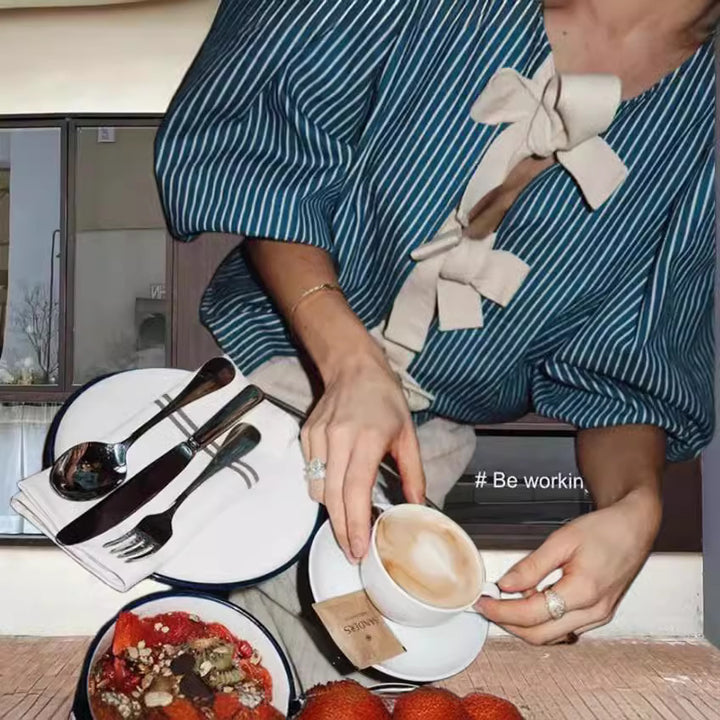 Damebluse med elegante striber og dekorativ sløjfekrave Stilla