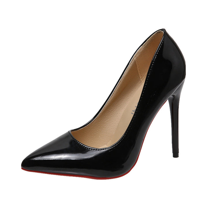Dame nan spidse kontorvenlige pumps i laklook med smal stiletto og polstret komfortfodbed Skovae