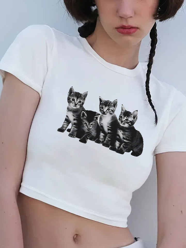 Dame Crop-T-Shirt med kreativt motiv og tætsiddende snit Skovae