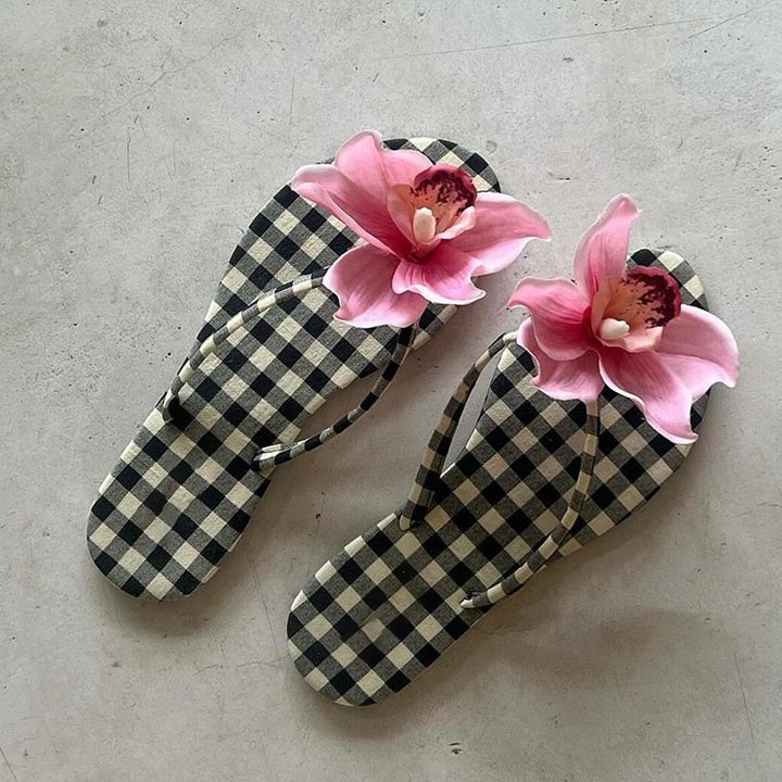 Dame Floral Accent Flip Flops Stilla