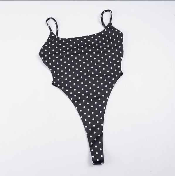 Dame badedragt med højt skåret design og legende polka-dot mønster Skovae