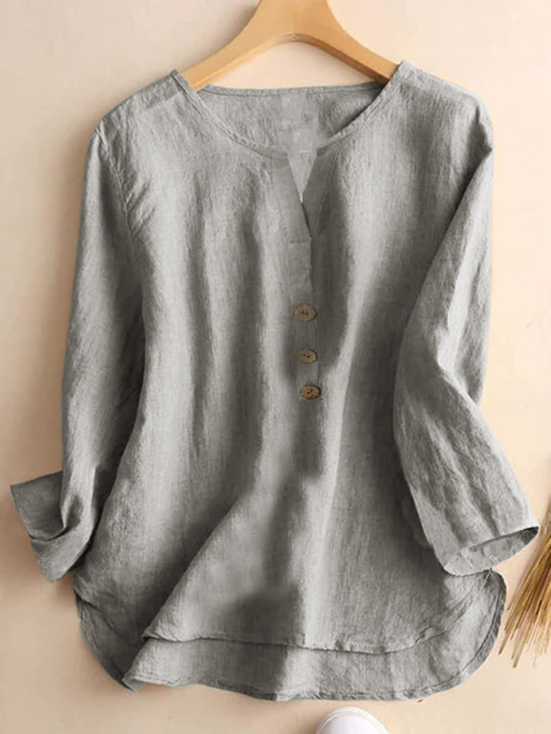 Dame løs linned bluse med blide knapdetaljer Stilla