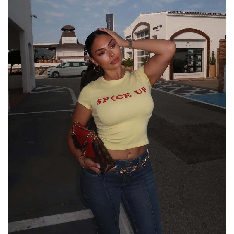 Dame cropped T-shirt med moderne tryk og tætsiddende snit Skovae
