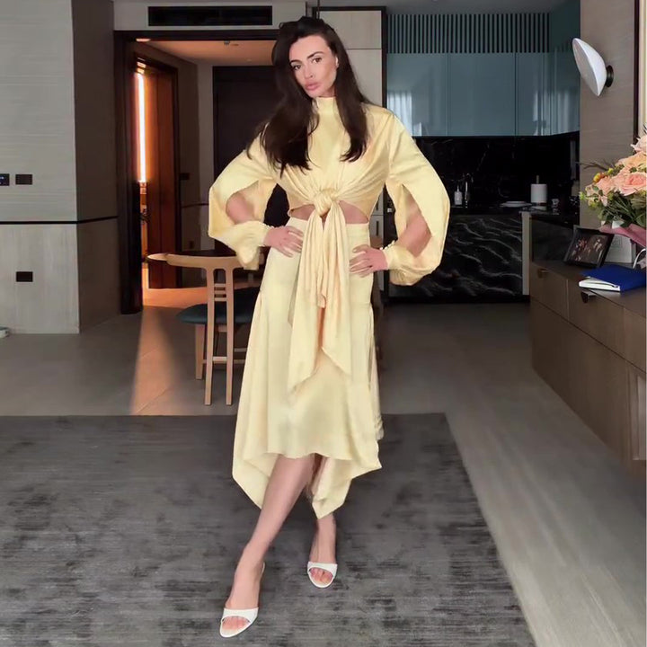 Kvinders elegante omslagskjole med fashionable cut-out detaljer og voluminøse ærmer Skovae