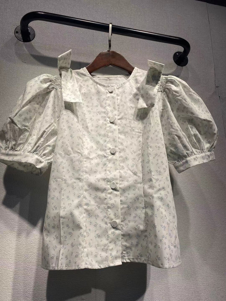 Damebluse med volumniøse puffærmer og elegante sløjfer Stilla