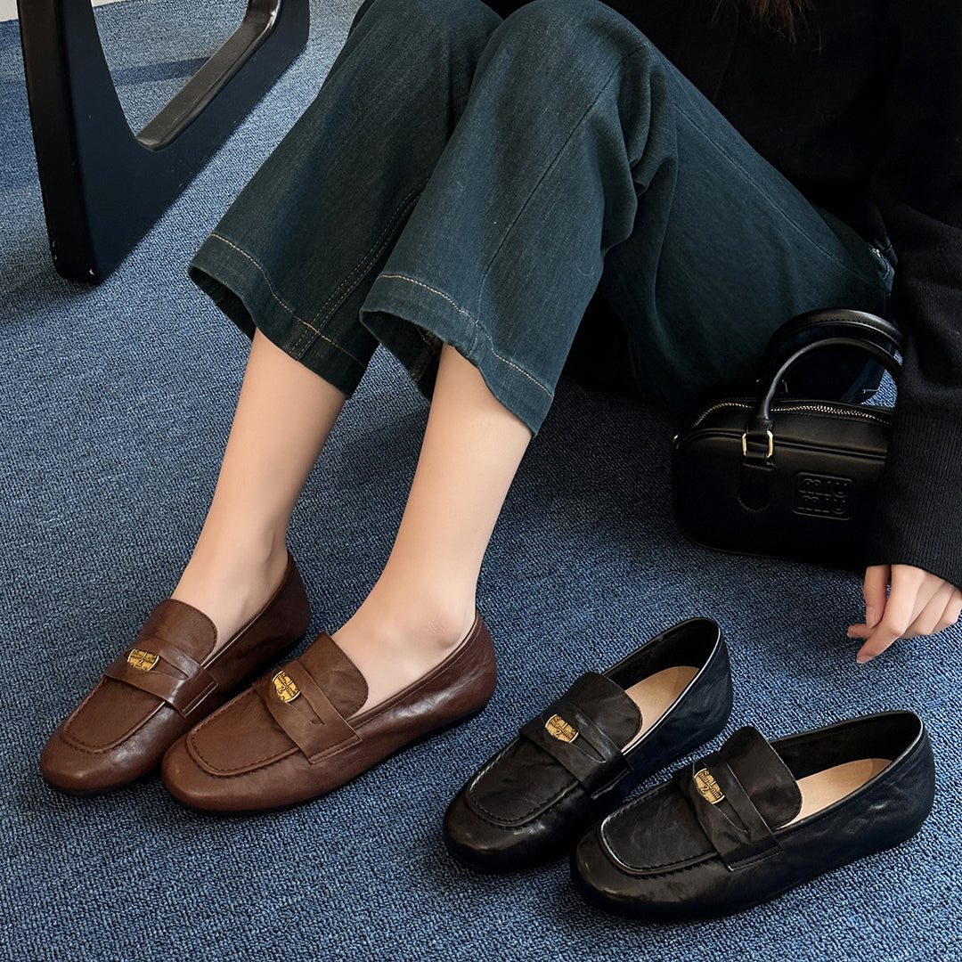 Herrer Sleek Læder Slipper med elegant Metalakcent Stilla