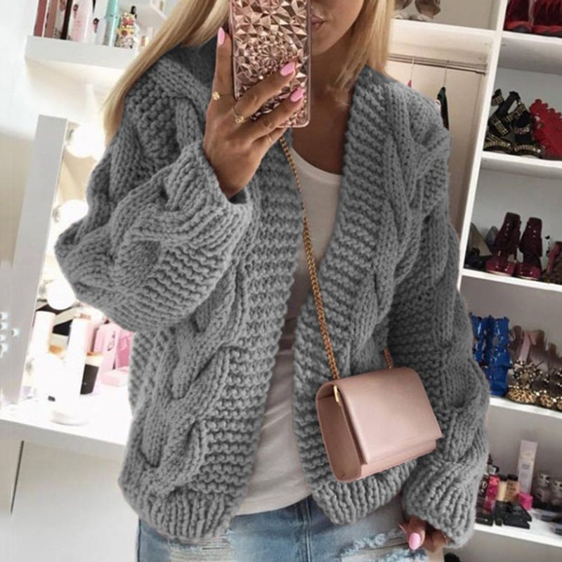 Dame strikjakke med iøjnefaldende fletdesign og oversized snit Stilla