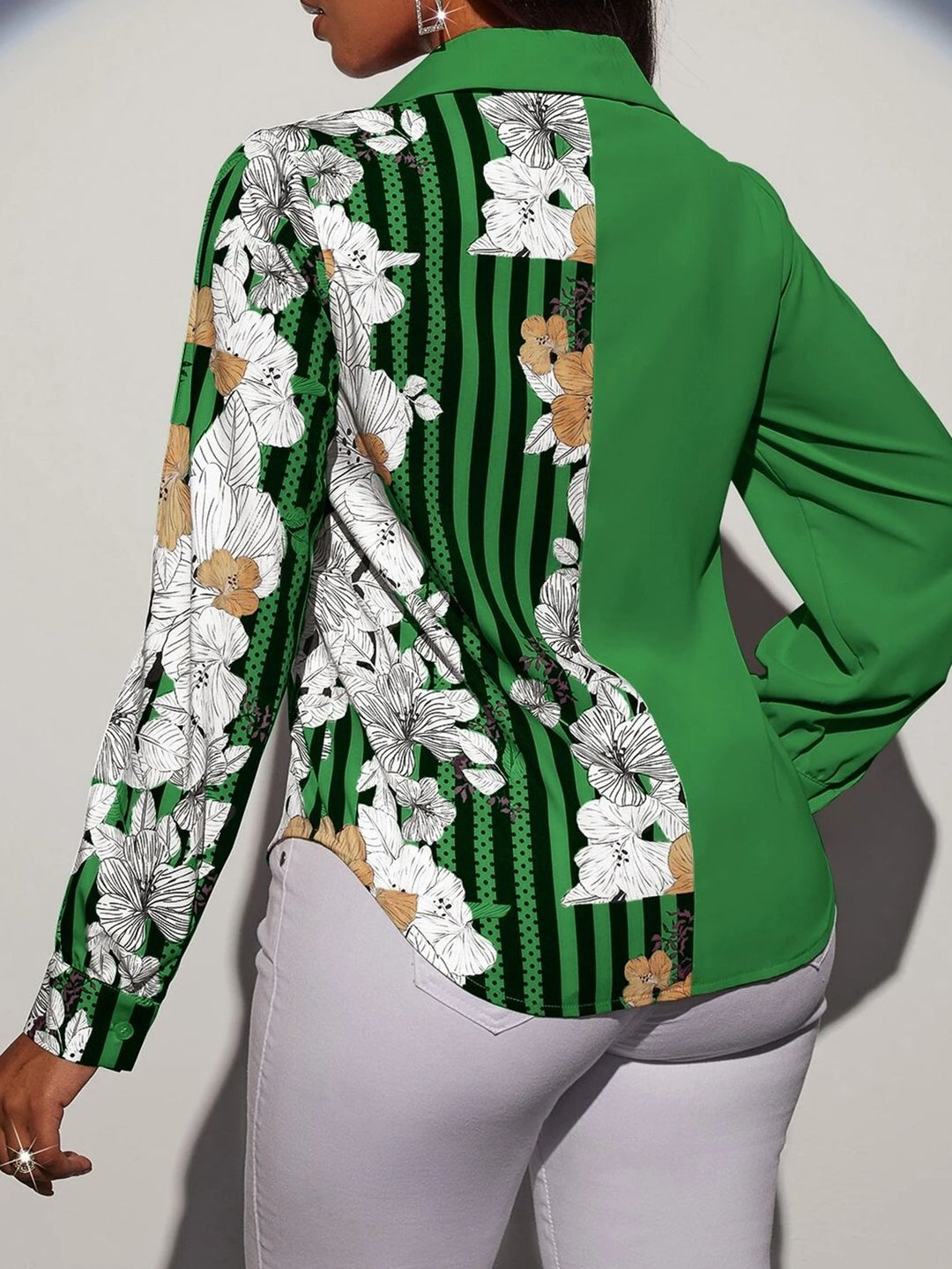 Damebluse med moderigtigt blomsterprint og cut-out-ærmer Stilla