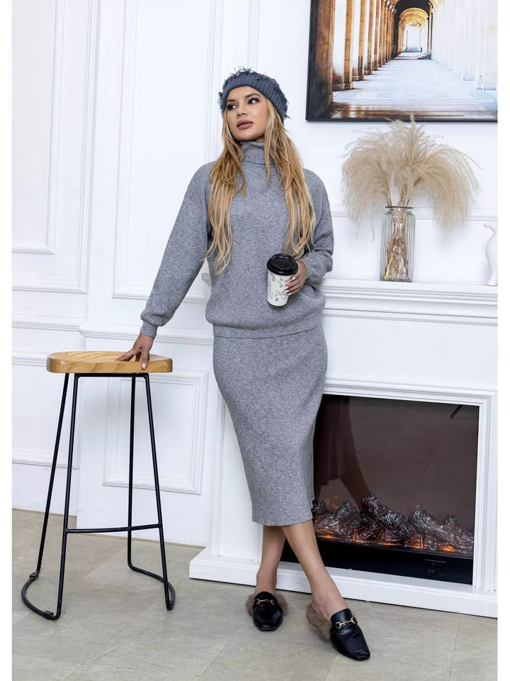 Dame sæt bestående af bluse og nederdel med høj krave og elegante sideåbninger Stilla