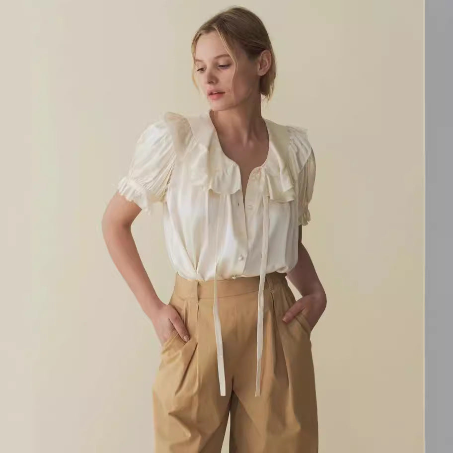 Damebluse med voluminøse ruffle detaljer og dekorative spændingselementer Stilla