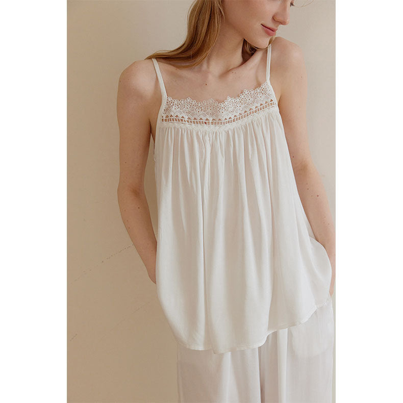 Dame Pyjamasæt med elegant blondedetalje og løs pasform Stilla