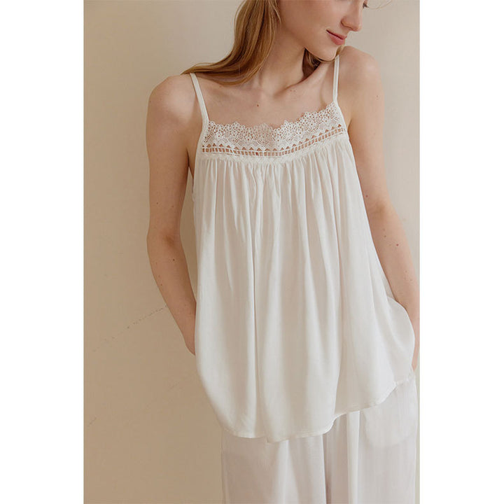 Dame Pyjamasæt med elegant blondedetalje og løs pasform Stilla