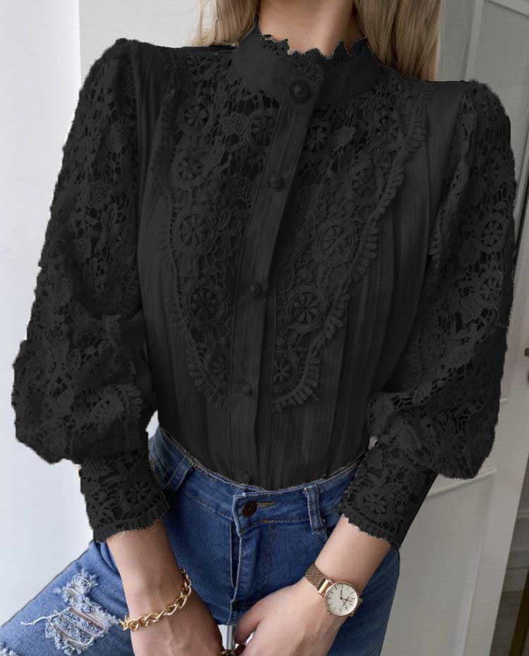 Dame blonde bluse med dekorative flæsedetaljer og elegante knapper Stilla