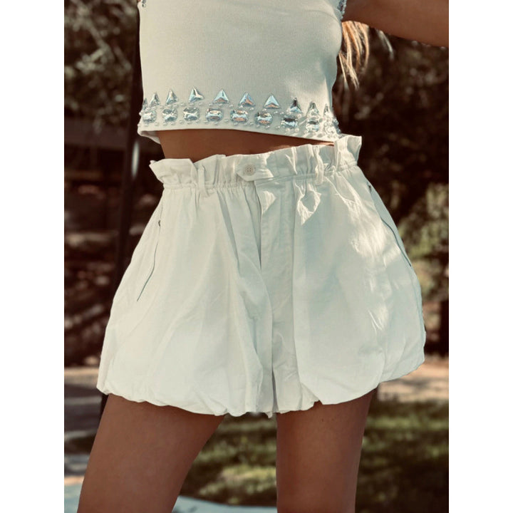 Damen modische Shorts mit elastischem Bund und dekorativem Rüschensaum Skovae