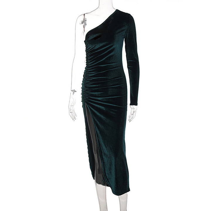 Damer Elegant og figurformet kjole lavet af luksuriøst velour-stof med asymmetrisk snit Stilla