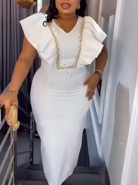 Dame Elegant kjole med voluminøse flæsedetaljer og glamourøs accent Skovae
