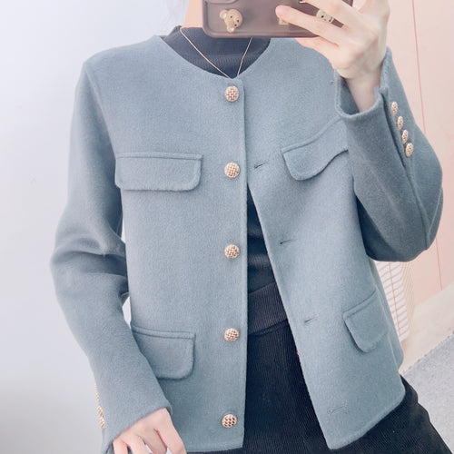 Dame elegant strikjakke med dekorative knapper og praktiske lommer Stilla