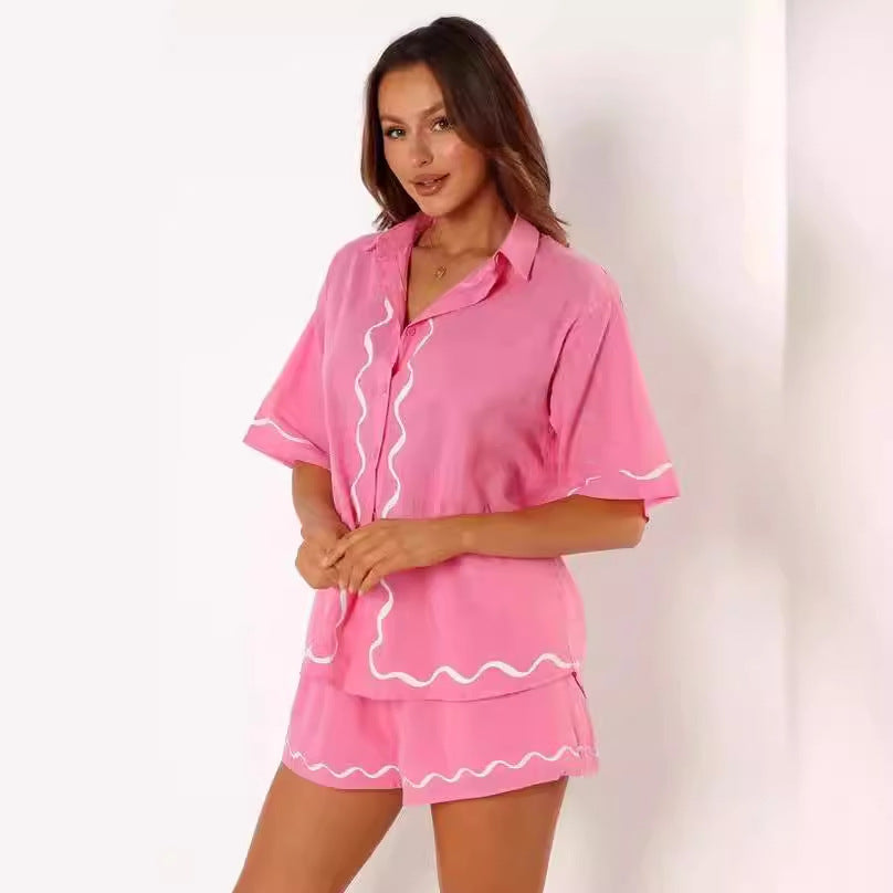 Dame sæt bestående af afslappet kortærmet top og behagelige shorts med bølgemønster Stilla