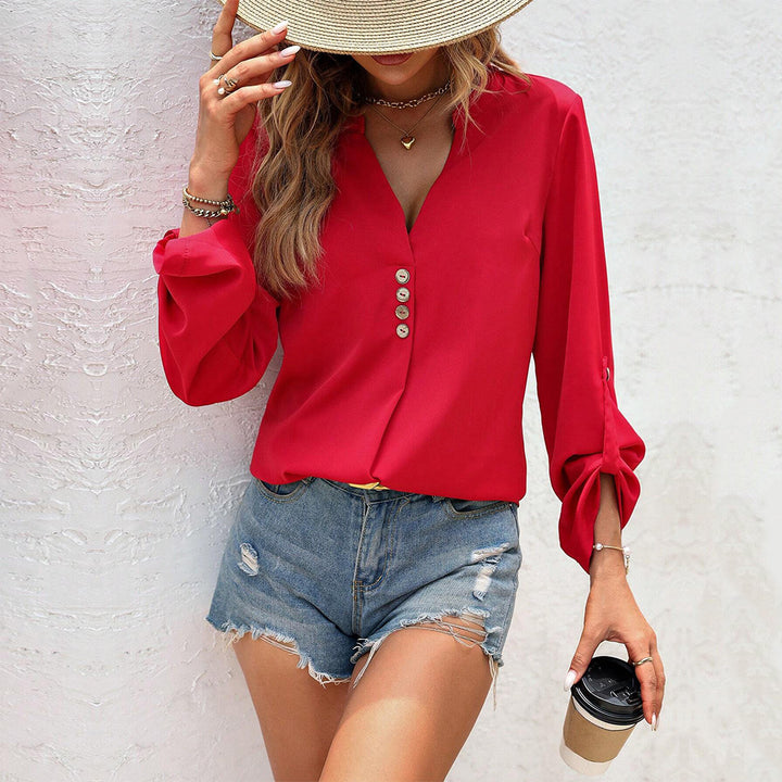Damebluse med elegante knapdetaljer og chic V-hals Stilla