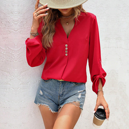 Damebluse med elegante knapdetaljer og chic V-hals Stilla