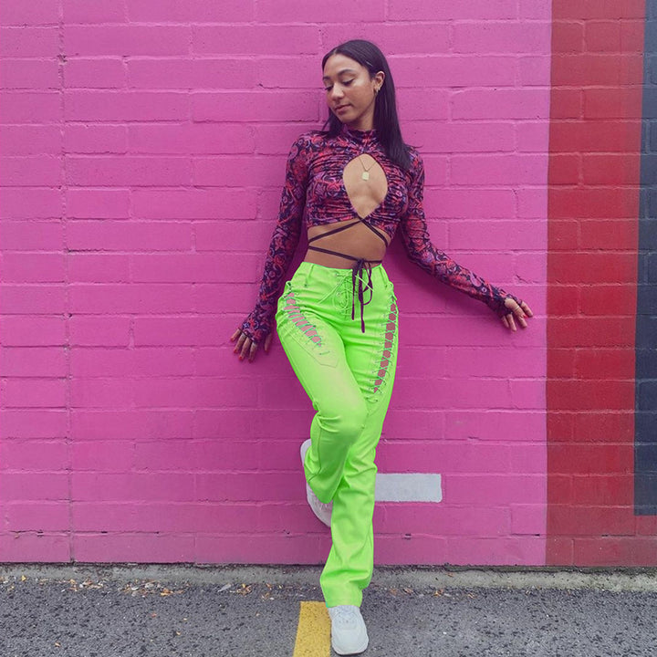Dame Crop-Top med innovativt cut-out-design og lange ærmer Skovae