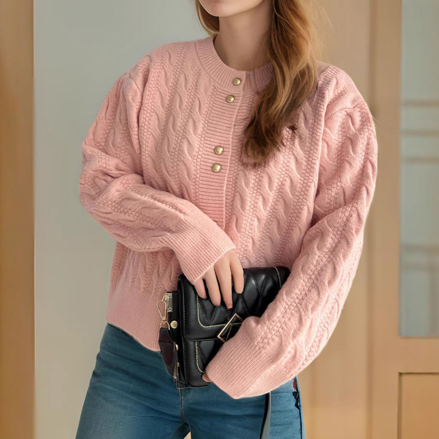 Dame cardigan med kabelmønster og elegante perleknapper Stilla