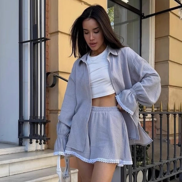 Dame luftigt sæt bestående af afslappet bluse med rynket kant og korte shorts Stilla
