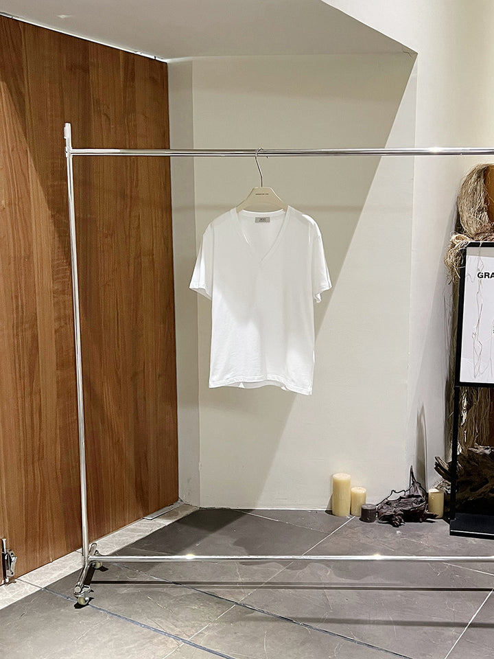 Dame V-hals T-shirt i let, åndbart stof med moderne snit Stilla