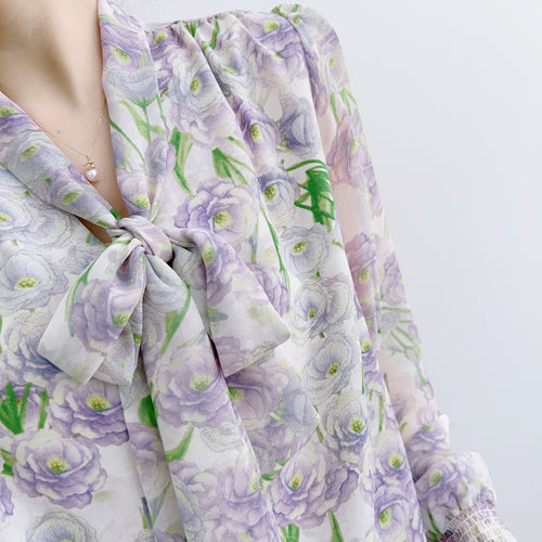 Dame chiffonbluse med dekorativt bindebånd og florale accenter Stilla
