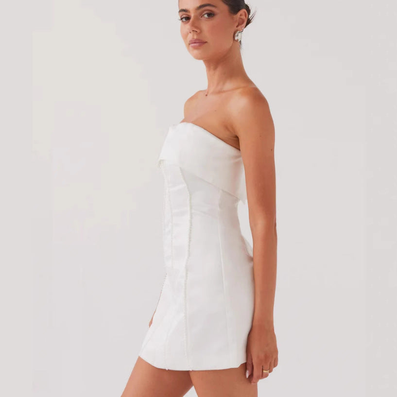Kvindernes cocktailkjole med off-the-shoulder design og elegant talje detaljer