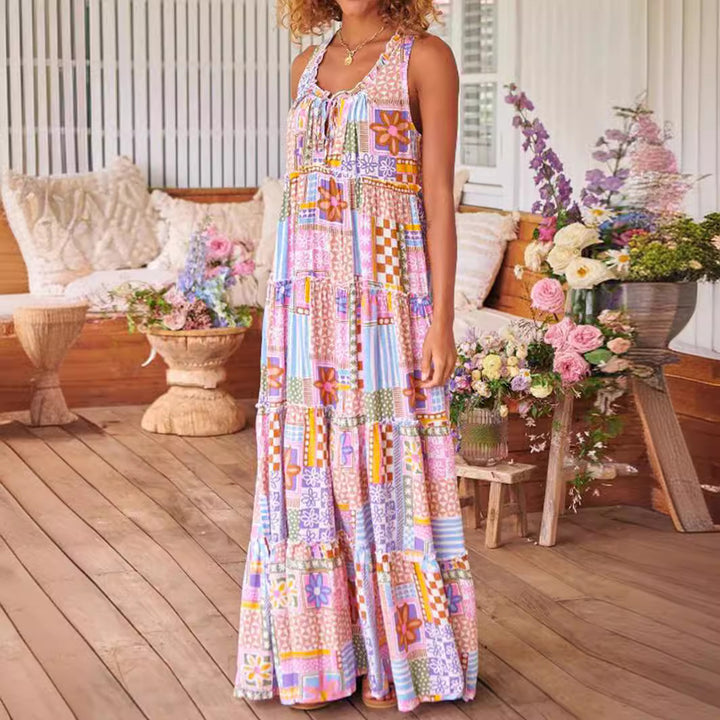 Dame maxikjole med farverigt patchwork-design og flæser Stilla