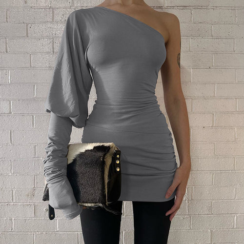 Dame Off-Shoulder Kjole med asymmetrisk design og ruffle detaljer Stilla