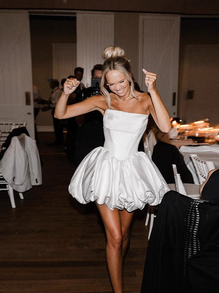 Dame Ruffled mini kjole med off-shoulder design og voluminøs nederdel Skovae