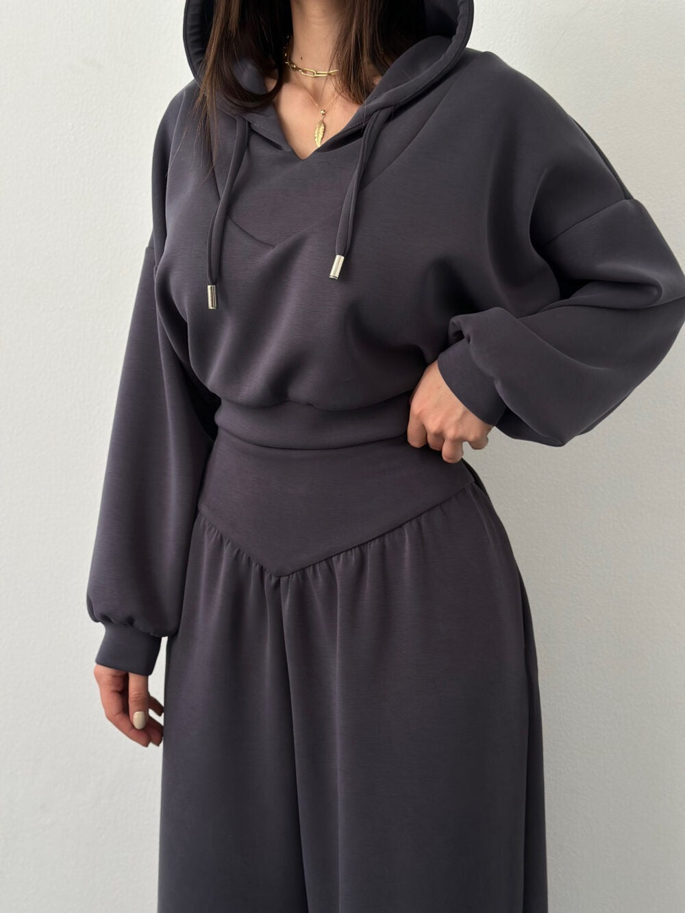 Kvinders afslappede sport loungewear sæt med cropped hoodie og brede bukser