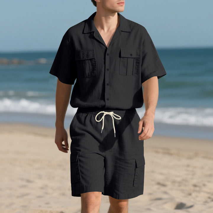 Herrer afslappet strandoutfit med korte ærmer og praktiske cargo-shorts Stilla