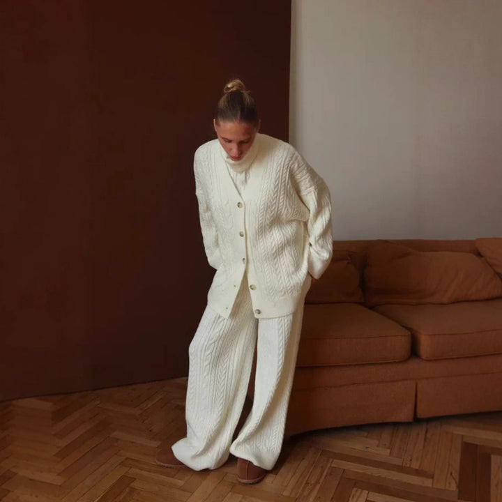 Damernes strikkede loungewear sæt med loose fit og hyggelige detaljer Stilla