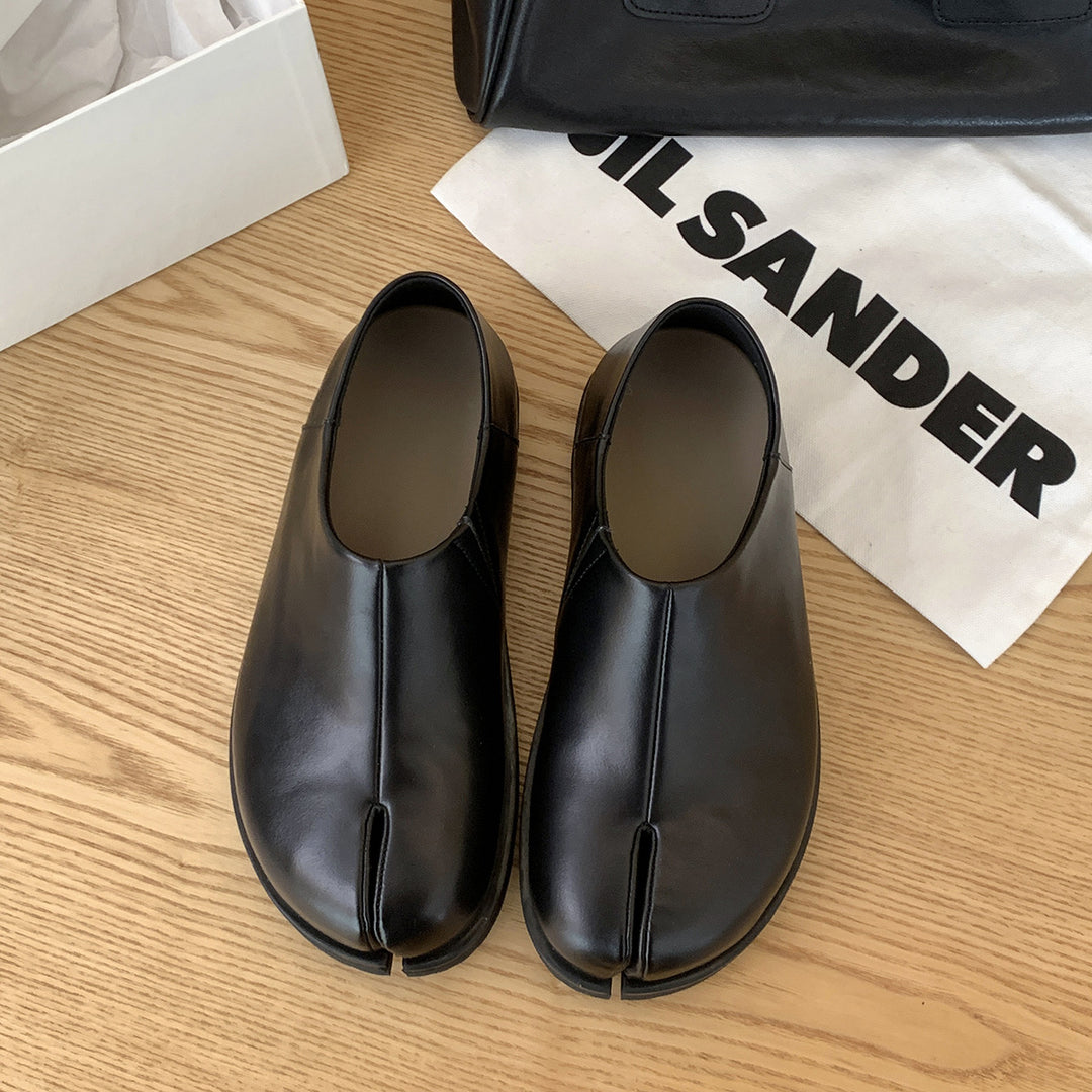 Femme Contemporary Slip-On Loafers med unikt split-tå-design Stilla