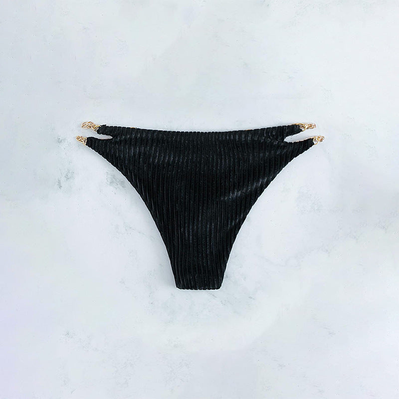 Dame bikiniunderdel med åbne skærelementer og elegante kæde accenter Skovae
