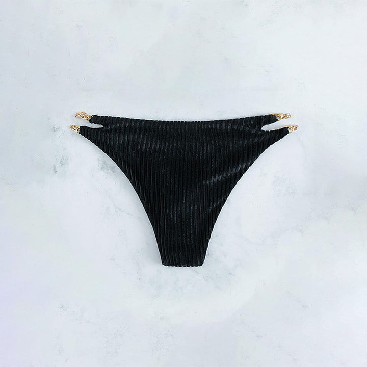 Dame bikiniunderdel med åbne skærelementer og elegante kæde accenter Skovae