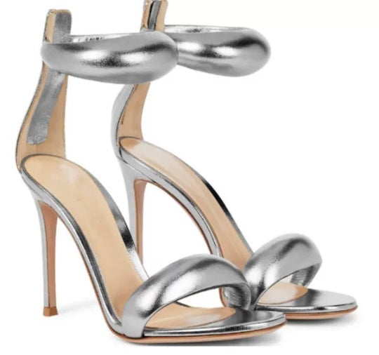 Femme Højglans Stiletto Sandaler med skulpturel ankelrem Stilla